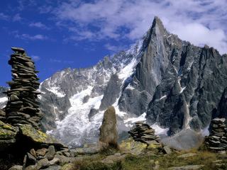 Le massif des Drus (Alt. 3754 m) situé dans le massif du Mont-Blanc et pris depuis le signal Forbe.