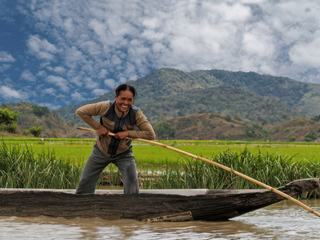 Vietnam - Un bon moment sur le lac Lak
Ce lac se trouve dans les hauts plateaux du centre, 60 km environ au sud de Ban Me Thuot. De 3 km sur 2 le lac Lak est entouré de belles collines boisées, au cœur d’une région volcanique.