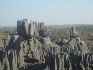 Ascension de l'immense parc national des Tsingy (= pics) à Madagascar, classé patrimoine mondial de l'UNESCO.