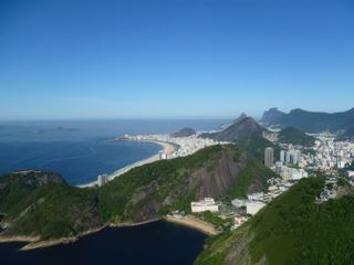 Vue sur Rio de Janeiro, Brésil, avril 2011. La photo est prise en haut du Pain de Sucre. Au centre vous reconnaitrez peut-être la plage mythique de Copacabana !