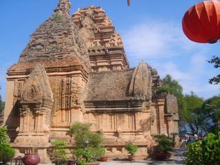 Temple au Vietnam, le ballon était pour la fëte du Tet.