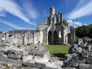 Vestiges de l'église abbatiale de Chaalis située à 40 kms au nord de Paris et non loin de Senlis.