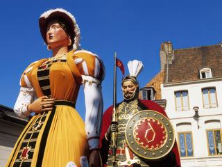 Procession de géants à Douai qui a lieu chaque année au début du mois de juillet. Au premier plan Marie Cagenon l'épouse de Gayant (géant, en picard) et derrière elle Gayant, le père de famille (chef de file des géants du Nord de la France). Ils ont trois enfants prénommés: Jacquot, Fillion et Binbin. Gayant mesure 7,5 m de haut pour un poids de 370 kg et sa femme Marie Cagenon mesure 6,5 m de haut. Plusieurs porteurs sont chargés de les déplacer lors de la procession...