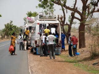Les passagers prennent place dans les minibus, à l'un des arrêts sur la route reliant Saint Louis à Dakar... il faut se serrer un peu, mais la route est en bon état !