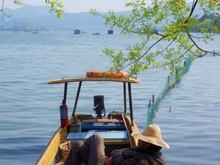 Petite pause sur les bords du Lac de l'Ouest à Hangzhou, Chine.