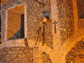 Portugal : Petite pause "perpétuelle" à Evora dans la "capela dos ossos" composée d'ossements et cranes d'environ cinq mille personnes.