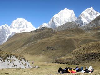Petite pause lors du trekking vers le mont Ishinca au Pérou.