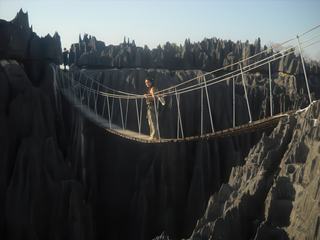 Me voilà, traversant le Parc National des Tsingy à Madagascar ! Ascension de quelques heures (avec baudrier) pour une étape sportive et une vue panoramique de l'île. :)