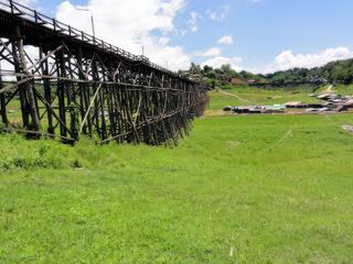Saphan Môn bridge, le plus long pont de bois de Thaïlande (400m), à Sangkhlaburi. Il rejoint le village de la communauté Môn qui abrite un centre spirituel important.
Le lac artificiel est ici à son plus bas niveau, mais à la saison des pluies il lui arrive de passer par dessus ce pont.