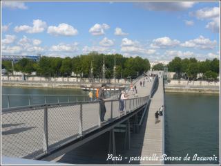 La passerelle Simone de Beauvoir est le 37è pont de Paris, dédiée aux vélos et piétons. Elle se trouve entre les ponts de Bercy et Tolbiac. Elle a été inaugurée en 2006 par Bertrand Delanoe.