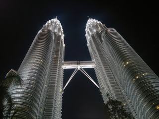 Les ponts par cachou : Voici un pont original.

(Tours Petronas, Kuala Lumpur, Malaisie)