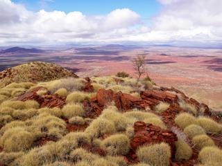 Immensité de l'Ouest Australien, dans les terres rouges de la région minière du Pilbara, où les territoires déserts à perte de vue donnent le tournis.