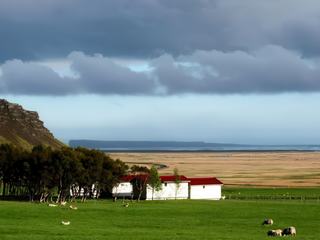En islande, en juin 2011... Après une longue journée de pluie, à 21h un soleil incroyable apparait vers Skaftafell laissant entrevoir l'horizon. Un horizon qui semble s'étirer à perte de vue...