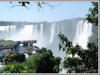 Que l'on se sent si petit face à ces murs d'eau, dans un vacarme assourdissant !
Chutes d'Iguaçu, côté Brésilien, novembre 2007