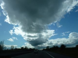 L'univers est une immensité, les nuages en font partis ils peuvent tout ravager sur leurs passages (immensité impossible à maitriser)

Autoroute lyon - Saint Etiénne