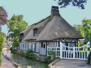 NORMANDIE : Village de Veules-les-Roses, un des plus beaux village de France situé sur la côte d'Albâtre.
Chaumière traditionnelle le long du plus petit fleuve de France (1194m)