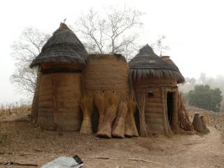 Une Tata Somba Nord Benin
Habitation traditionnelle du Pays somba destinée à protéger les habitants des ennemis et des animaux sauvages.
Construite en Banco, il y fait très frais à l'intérieur et j'ai pu dormir sur une petite plateforme à l'intérieur pour être au plus près des étoiles.