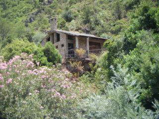 Une petite maison perchée dans les hauteurs des montagnes de Tafraout au Maroc