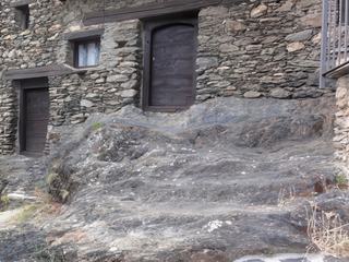 Une maison creusée dans la montagne. On imagine les différences de niveau à l'intérieur. Pas très pratique pour faire le barbecue.
Photo prise à Os de Civis, un charmant petit village espagnol, à la frontière de l'Andorre. Aout 2012.