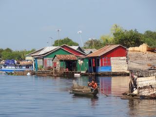 Lors de la traversée en bateau sur la rivière reliant Siem Reap à Battambang au Cambodge, nous avons croisé, au milieu de nulle part, quelques villages flottants comme celui-ci. Chaque villageois possède sa propre pirogue pour se déplacer au gré de ses besoins et envies.