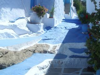 Maison typique des cyclades en grèce, sur l'île de Milo, pas loin du petit de Pano Triovassolos.