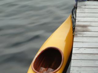 Kayak amarré à un ponton dans la lagune menant au restaurant Bab's dock. Cet endroit est accessible uniquement en bateau, en traversant la mangrove. Cotonou, Bénin.