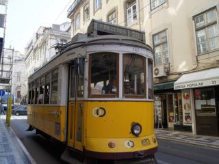 Petite balade en tram dans les rues de Lisbonne au Portugal