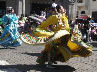 Pas facile de trouver du jaune ! Une danseuse a eu la bonne idée de revêtir une robe de cette couleur pour la parade du 470ème anniversaire (15 août 2009) de la création de la ville d'Arequipa au Pérou.