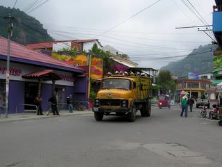 En 2006, dans une rue de Quetzaltenengo au Guatémala, un camion amène des ouvriers en ville, tous coiffés de leur panama (le fameux chapeau est un pur produit équatorien, il est fabriqué à Cuenca).