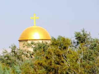 Perdue dans la végétation désertique de Jordanie, à quelques mètres de la frontière avec Israël, à quelques pas du lieu supposé du bâptème de Jesus... l'église orthodoxe de Béthanie vous dévoile sa coupole de son jaune doré brillant au soleil...