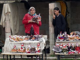 TURQUIE : dans un petit village, des femmes en costumes traditionnelles des campagnes et leur étal de poupées qu'elles confectionnaient habilement