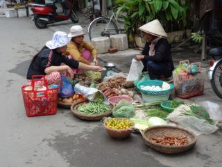 Transaction sur le marché de Hoï An, Vietnam.