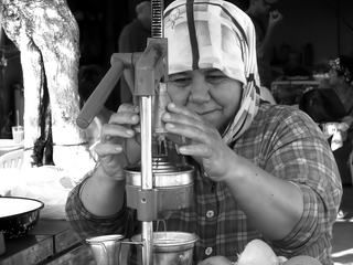 Une marchnade de jus de fruit le long d'une route en Turquie