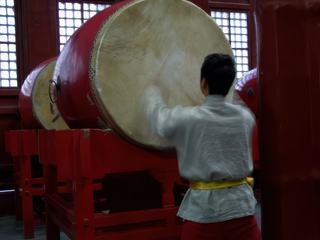 Photo prise lors d'une démonstration de tambours à l'étage supérieur de la tour du Tambour (Pékin, Chine). A l'époque des Ming (15e siècle), les gardes marquaient le temps grâce aux tambours toutes les deux heures. En effet, dans la culture chinoise, la journée était divisée en douze périodes de deux heures, ce qui correspondait aux douze animaux du calendrier chinois.