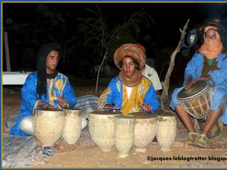 Avril 2012 - Maroc bivouac dans l'Erg Chebbi (Merzouga) - Petit concert de djembés par les chameliers.
(1000 excuses pour la signature - je sais qu'il y en à qui n'aiment pas - mais cette photo est sur mon blog et je ne peux la modifier !)