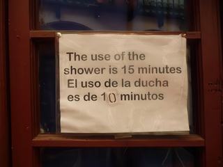 Au Pérou, dans cet hôtel, les anglophones peuvent se laver plus longtemps que les hispanophones !! Comment doit-on le prendre?