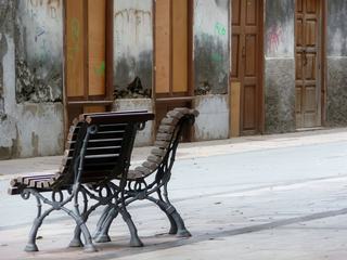 "Réseaux sociaux", c'est ainsi que j'appellerais ces petites chaises de rue. Elles sont présentes dans toutes les petites villes des Canaries (sans toute l'Espagne aussi). Elles sont une nvitation à se poser un moment et prendre le temps d'une causette de rue, à propos de tout, de rien, des voisins, du temps qu'il fait... et aussi d'envies d'échappées, de voyages au-delà. Photo prise à San Sebastian de la Gomera, à deux pas de la maison de Christophe Colomb, qui s'est posé là et néanmoins est parti plus loin, voir ailleurs...!