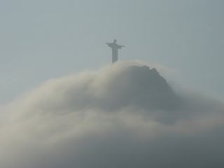 Splendide vue de notre chambre d'hôtel, le Corcovado dans les nuages. Brésil, Rio de Janeiro, octobre 2007.