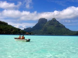 Promenade en bateau dans le lagon de Bora-Bora (Polynésie française)