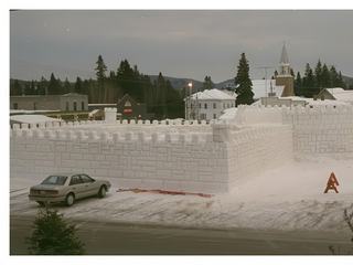 Château de glace. Canada, Laurentides, mars 1993.
Photo prise à 5 heures du matin décalage horaire oblige (photo scannée).