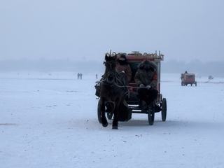 Harbin (Chine), Ville de Glace, attire une foule de touristes chinois et étrangers en hiver... surtout à l'occasion de son célèbre Festival de sculptures sur glace et sur neige. A cette occasion, le fleuve Songhua (d'où est extraite la matière première des sculptures) devient un véritable terrain de jeux : patinage, luge... et promenades en calèches.
Météo de la prise de photo, le 07. 01. 2013 : brouillard, environ -30°C.