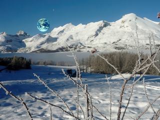 Apocalypse Snow! Sciences fictions ou sens frictions ?

Tous autant que nous sommes, nous avons eu ce mois ci, une certaine difficulté à dénicher dans nos albums numériques, quelques photos représentant un paysage, un phénomène, un moment, où l'on puisse ressentir le froid nous envahir.

La faute au réchauffement climatique, ce phénomène d'augmentation de la température moyenne des océans et de l'atmosphère, mesuré à l'échelle mondiale sur plusieurs décennies.

Certains ont du immigré vers des cieux moins cléments : Argentine, Antarctique, Finlande près du cercle polaire arctique. 
D'autres ont pris le risque de voir leur œuvre d'art, fondre au moindre et  timide rayon de soleil...

« Moi je vous le dis, mon bon monsieur, ma petite dame. Tout est déréglé !
 D'ici que le ciel ou une planète, ne nous tombe sur la tête... »

*Photo prise au dessus de Saint Etienne en Dévoluy dans les Hautes Alpes.