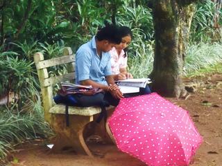 Deux jeunes amoureux faisant leurs devoirs - Kandy, Sri Lanka