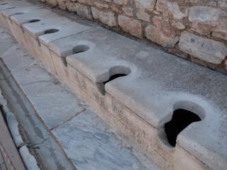 Je vous ai choisi une photo clin d'oeil humoristique. C'est en TURQUIE à EPHESE : sur la rue des Courètes, les latrines publiques sont des bancs en marbre composés d'une rangée de sièges côte à côte qui accueillait les fondements des citoyens, qui pouvaient ainsi discuter tranquillement… des choses de la vie. Dessous, un conduit où courait l’eau emportait, dans un système d’égout bien pensé, le résultat des cogitations de ces messieurs…