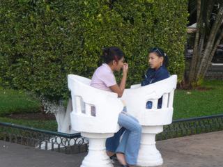 Vite vite, il faut que je trouve une photo de banc pour ma participation de ce mois. En fouillant, j'ai trouvé ce banc "privatif" que je trouve sympa pour une conversation intime.
Photo prise à Merida, Mexique, en 2008.