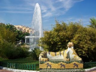 Ce seigneur des savanes vous tend ses pattes pour vous offir une pause féline dans ce magnifique jardin!
Banc en céramique de style Gaudi.
Ce banc et toute une "collection" vous attendent dans les jardins Marina d'Or à Oropesa del Mar au coeur de la costa del Alzahar ( de la fleur d'oranger) en Espagne.
(banc public: Le terme est repéré pour la première fois dans la Chanson de Roland entre 1050 et 1080.")