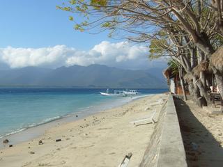 Ce ne sont pas des bancs mais des chaises longues publiques ! Très agréable.
Ile de Gili Air - Lombok - Indonésie
