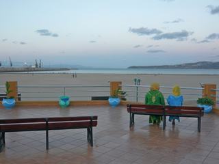 Bancs donnant sur la plage de Tanger au Maroc.
Harmonie des pots et des djellabas.