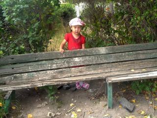 Sur la route de la soie, dans la petite ville de Karakol située au nord du Kirghizistan, tout près du lac Issik-kol, je trouve un brin d'ombre sur ce banc. C'est un peu le terrain de jeu de cette petite fille et le rendez vous des jeunes du quartier. Un lieu où, comme dans beaucoup d'autres, on aime refaire le monde...et rêver d'ailleurs.