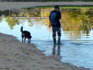 Loire des châteaux, grands et petits, des vins, connus et moins…
Outre son patrimoine et ses crûs qui ravissent les papilles, notre dernier grand fleuve sauvage d’Europe offre sur ses berges sableuses de petits coins charmants qui se laissent découvrir tranquillement, parfois en bottes comme à l’automne dernier, lors d’une belle éclaircie (enfin !).
Sous l’effet conjugué de grandes marées dont l’influence se fait sentir sur le niveau du fleuve jusqu’à une centaine de kilomètres en amont le long de l’estuaire, et surtout de bonnes pluies, et bien c’était fort mouillé, et beau, en témoigne cette grande flaque !
